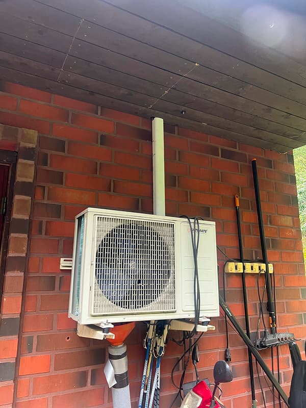 Ilmalämpöpumppu seinällä